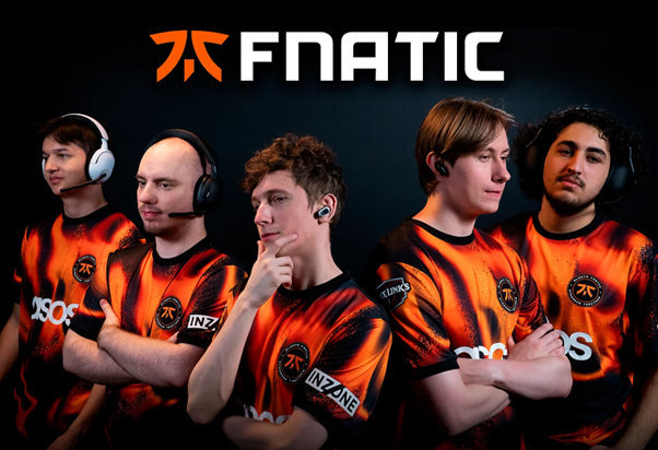 Zdjęcie zespołu Fnatic świętującego zwycięstwo na Mistrzostwach Świata w League of Legends